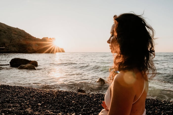 vecteezy-woman-sea