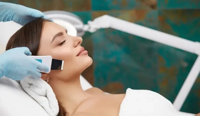 Brunette_woman_receiving_a_hydrafacial