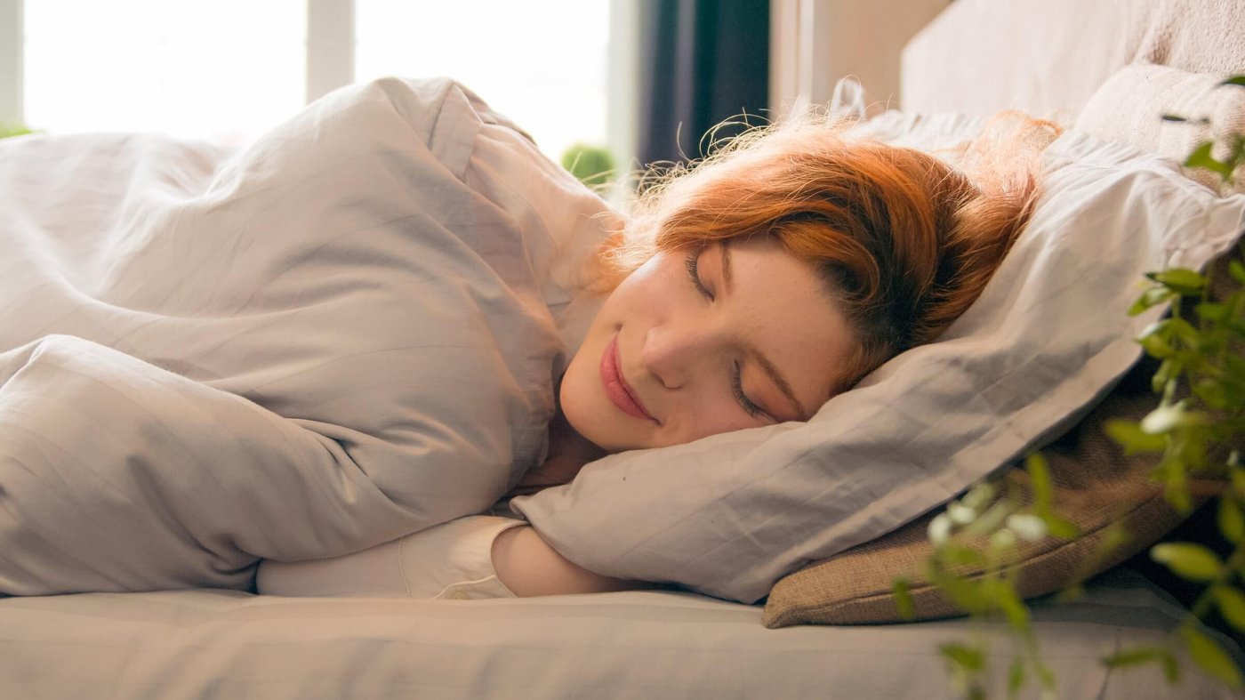 vecteezy-caucasian-happy-woman-sleeping-in-comfortable-cozy-bed-at-53341121