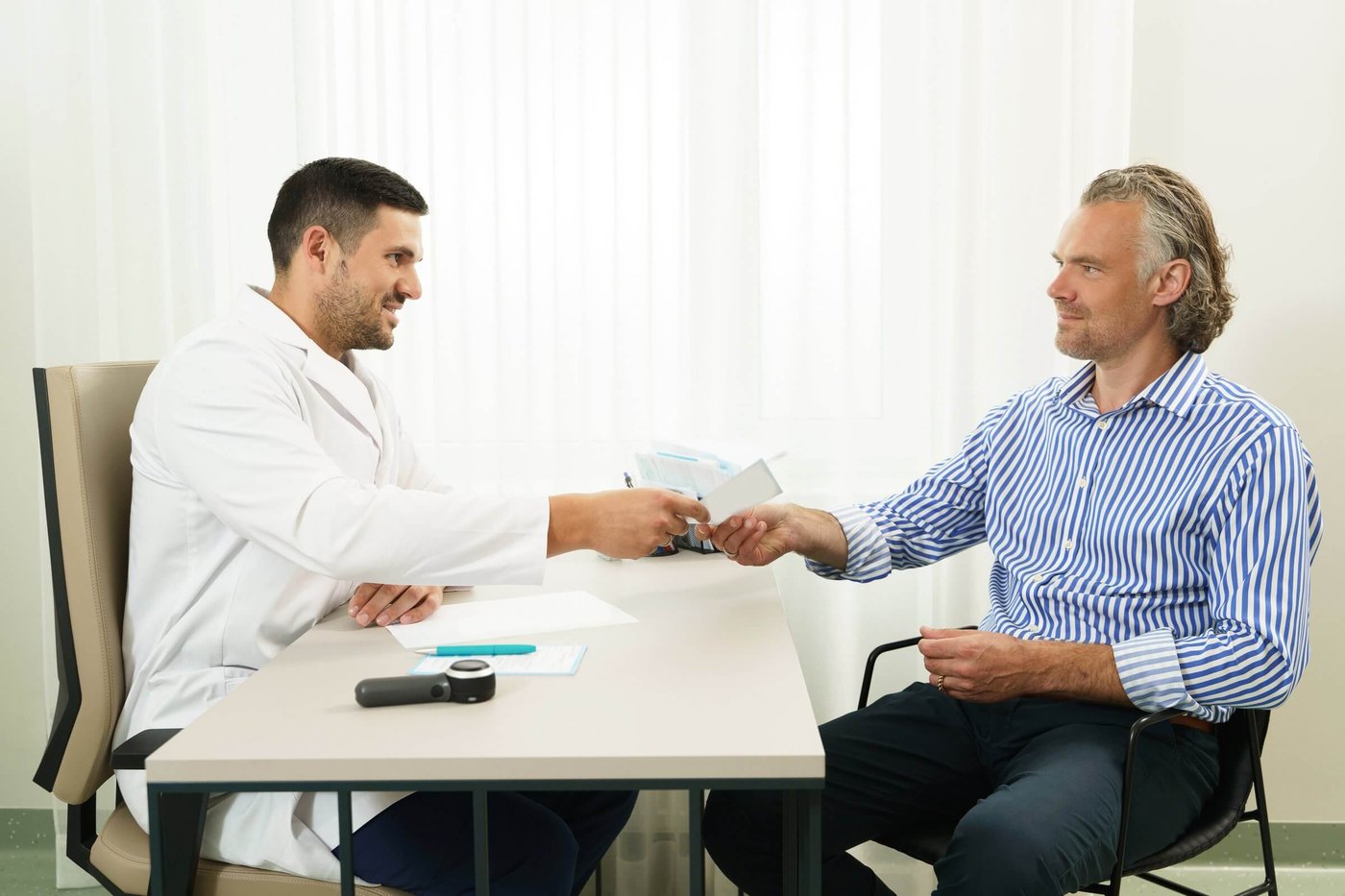 vecteezy-doctor-and-middle-aged-male-patient-during-consultation-14354165